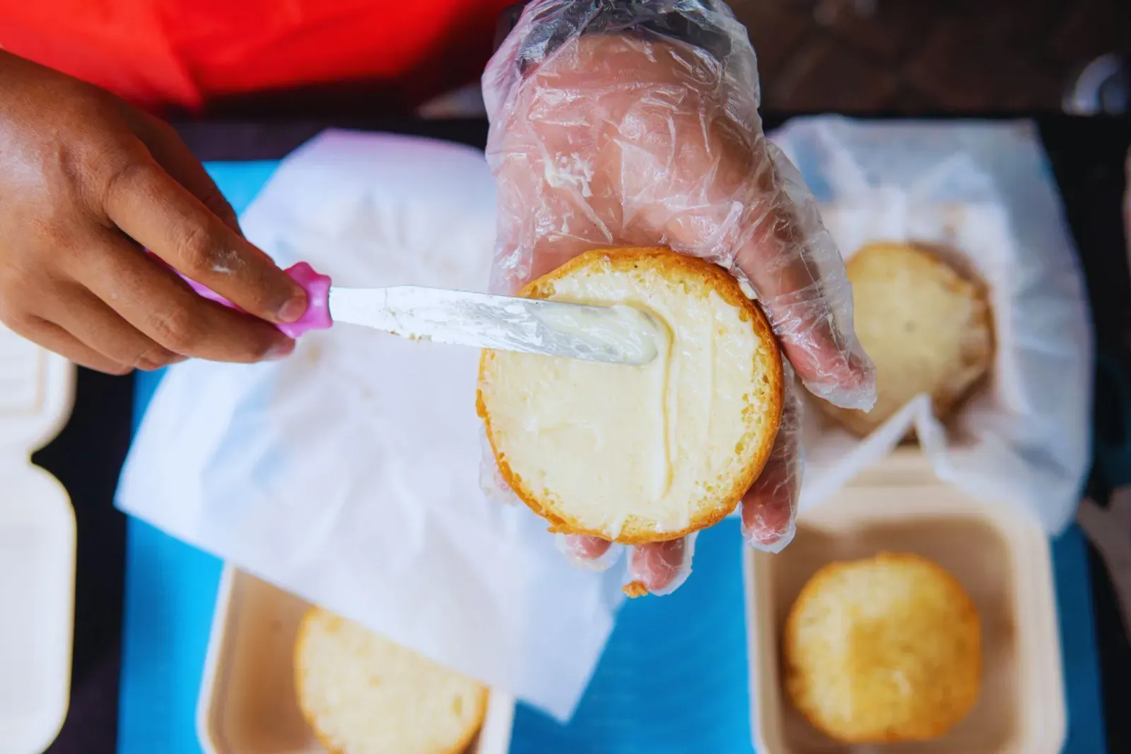 Truffle mayo dioleskan ke atas cloud bun